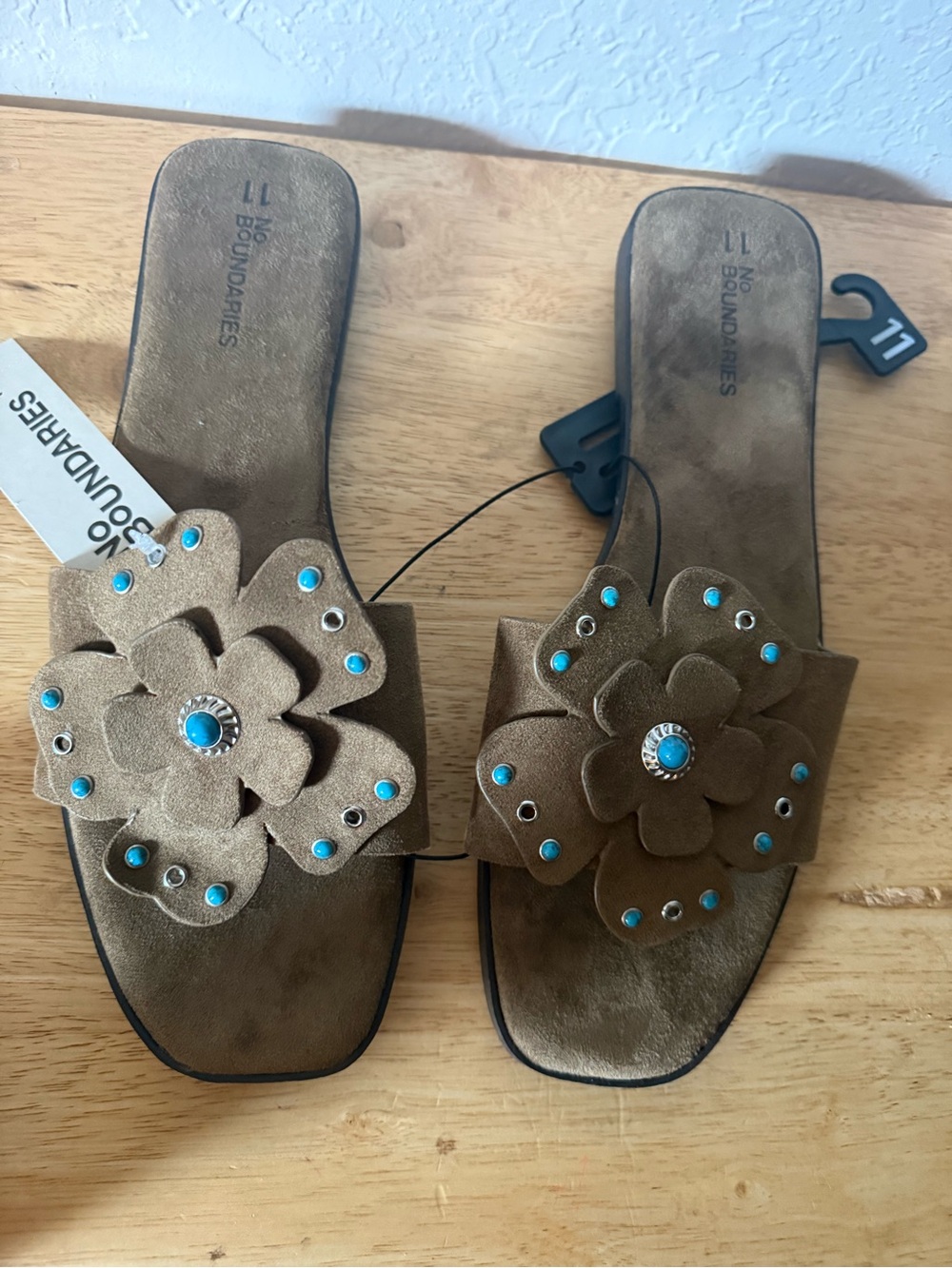 No Boundaries Brown Floral Slide Sandals with Turquoise Studs. Memory Foam.